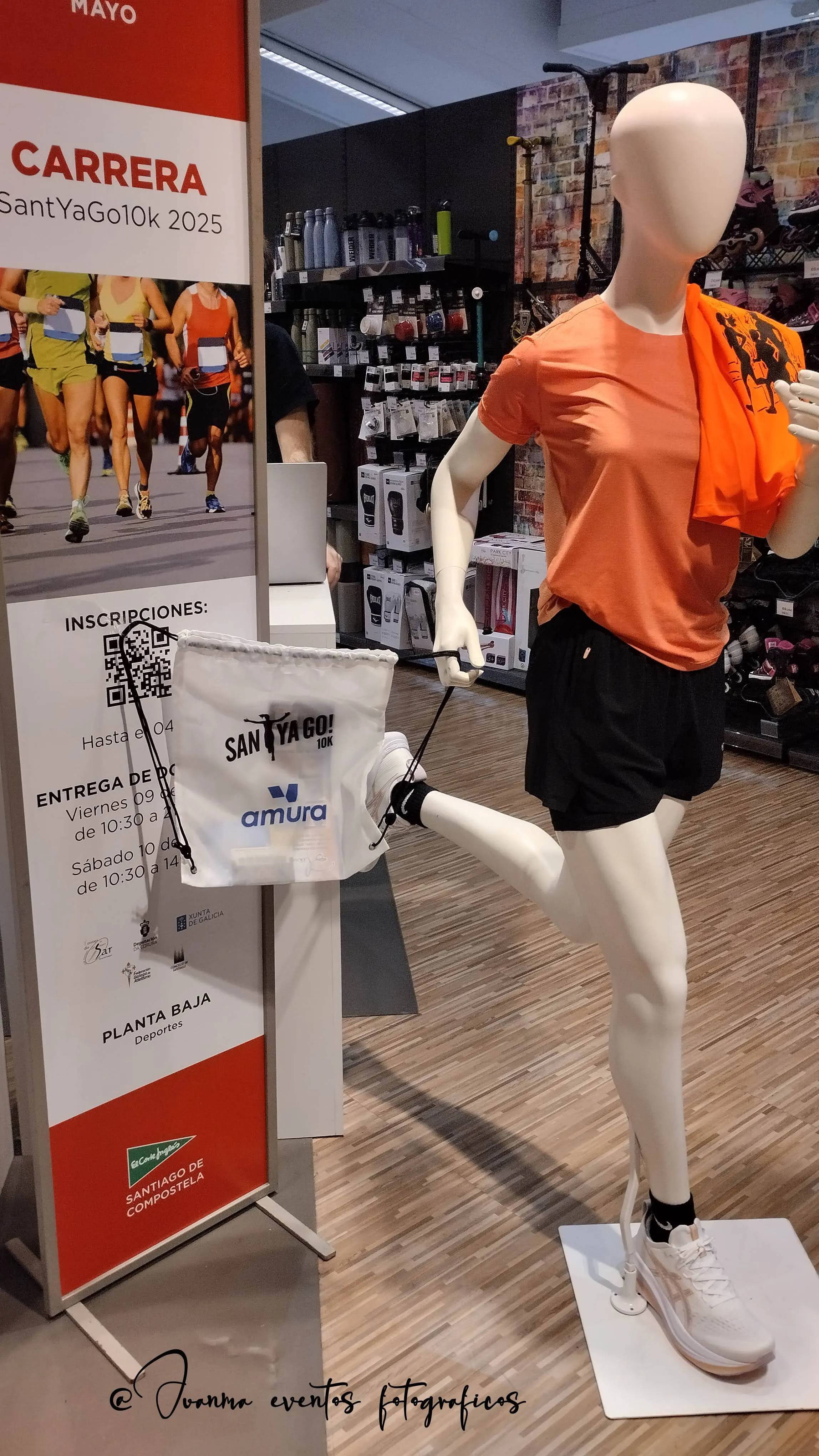 Mannequin with SantYaGo10K t-shirt and runner bag